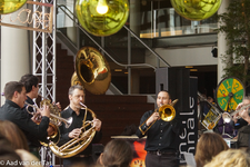830833 Afbeelding van het optreden van het blazersensemble K.O. Brass in TivoliVredenburg te Utrecht ter gelegenheid ...